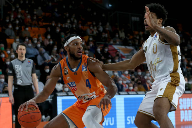 维多利亚面对马德里在圣马梅斯：阿诺德和卡马万加受伤